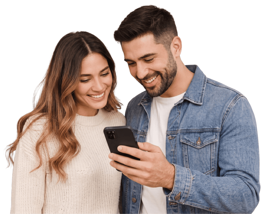 Pareja sonriendo mirando el celular